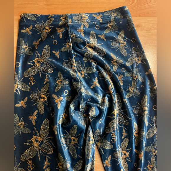 BlackMilk Bee Kind cropped velvet leggings medium - Picture 4 of 5